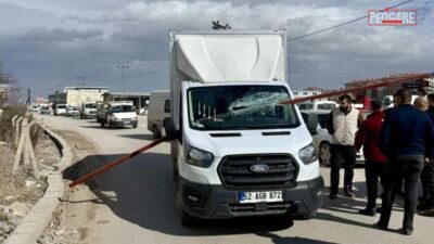 Malatya’da etkili olan kuvvetli rüzgar nedeniyle bir araçtan kopan demir