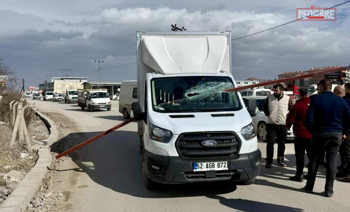 Malatya’da etkili olan kuvvetli rüzgar nedeniyle bir araçtan kopan demir