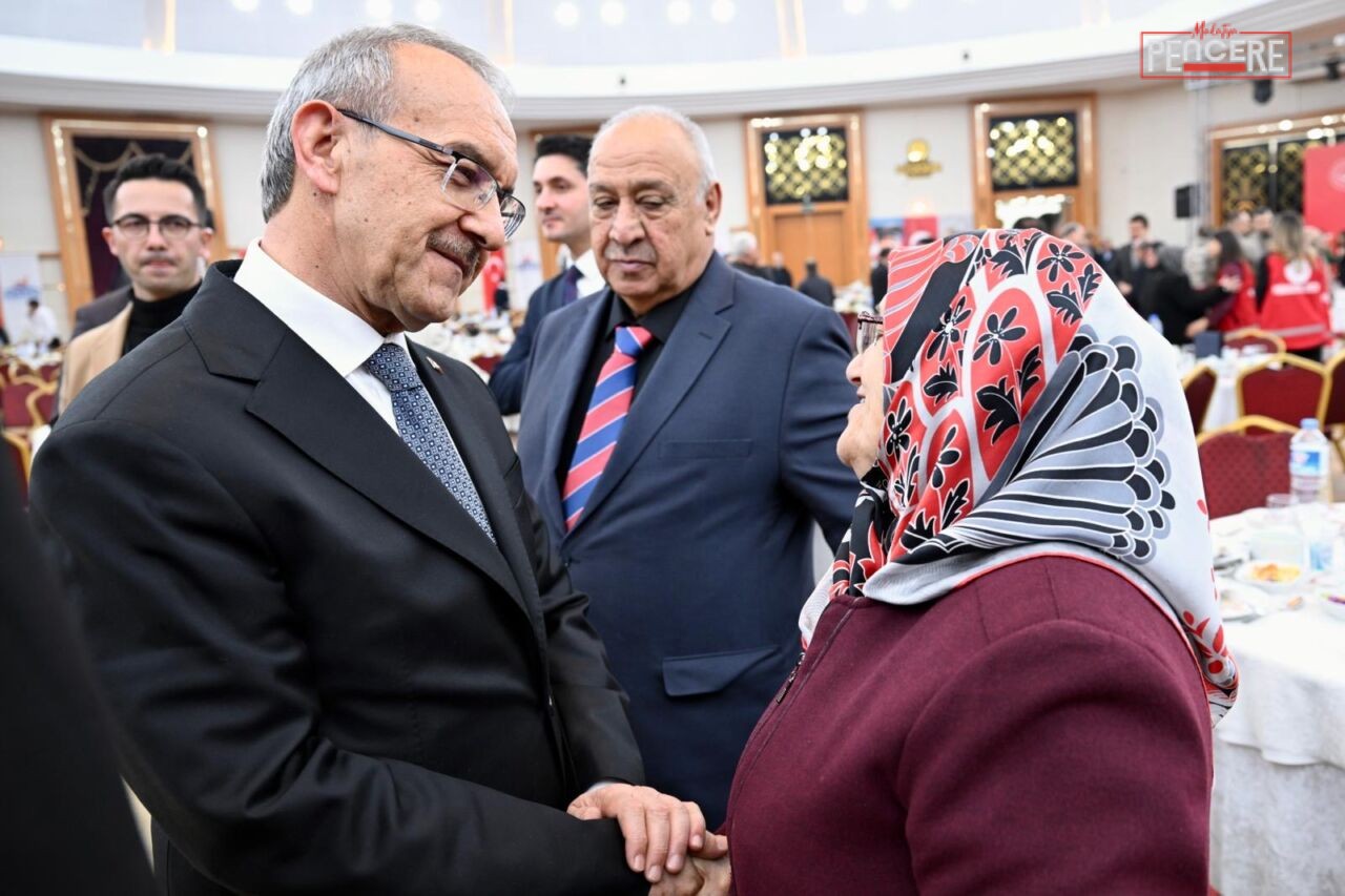Malatya Valiliği’nin ev sahipliğinde düzenlenen iftar programında Vali Seddar Yavuz,