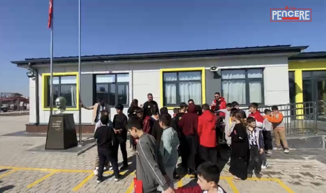 Malatya’da Köy Okuluna Anlamlı Destek Malatya köy okulu yardım etkinliği kapsamında Tepeköy İlkokulu’nda öğrencilere bot,