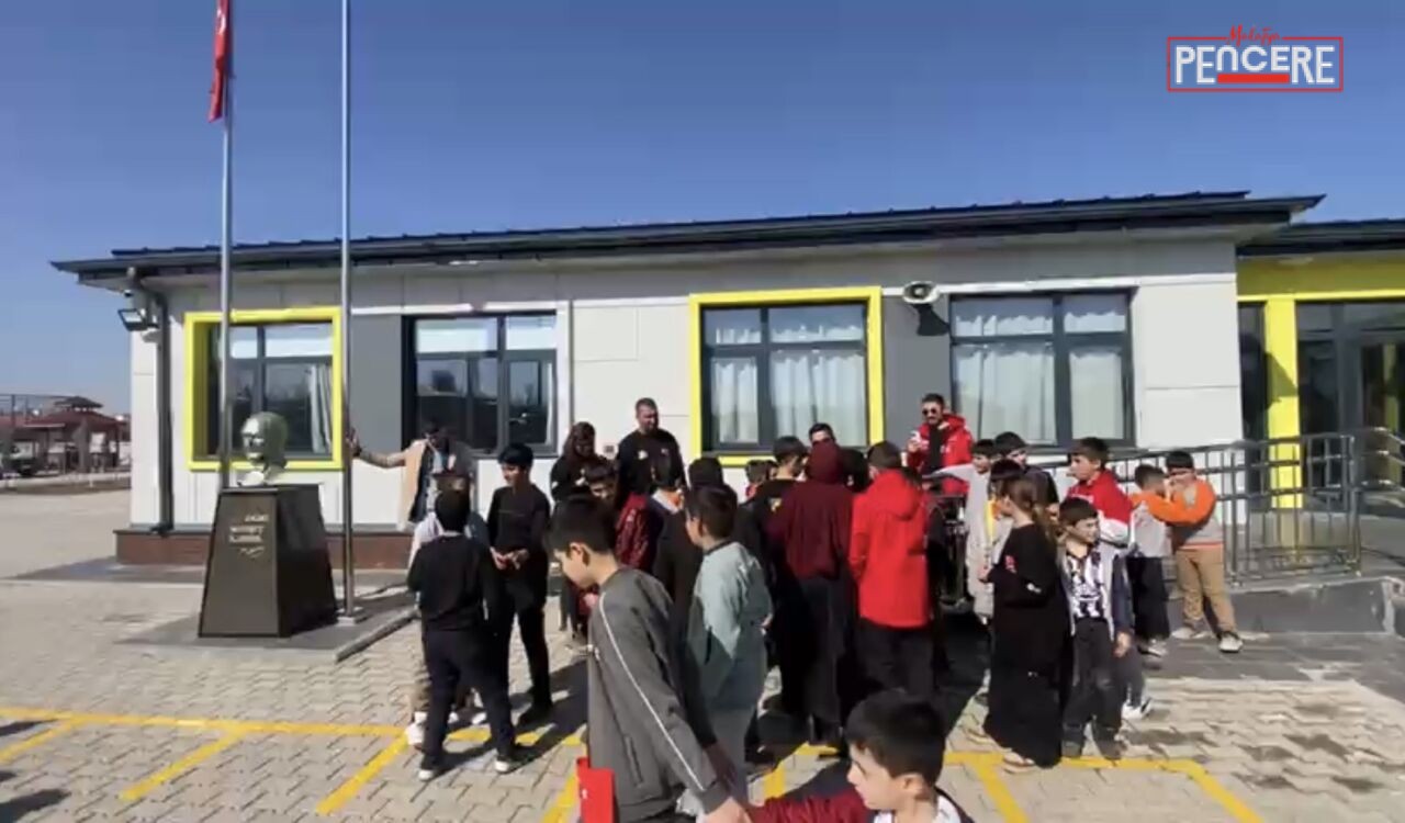 Malatya köy okulu yardım etkinliği kapsamında Tepeköy İlkokulu’nda öğrencilere bot,