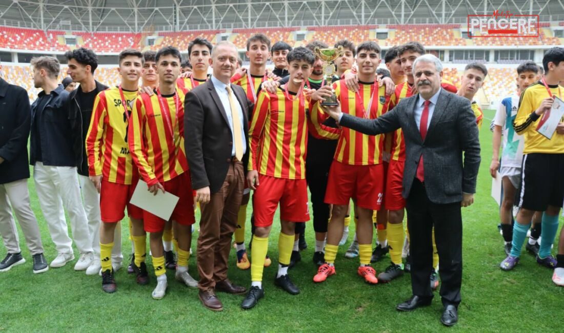 Malatya Stadyumu’nda düzenlenen Okul Sporları Yıldızlar Futbol İl Birinciliği finalinde