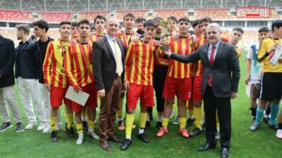 Malatya Stadyumu’nda düzenlenen Okul Sporları Yıldızlar Futbol İl Birinciliği finalinde