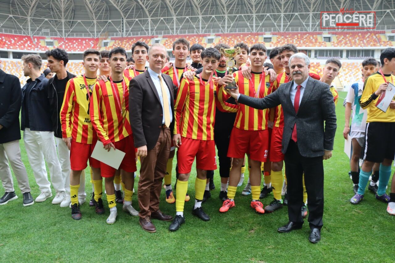 Malatya Stadyumu’nda düzenlenen Okul Sporları Yıldızlar Futbol İl Birinciliği finalinde