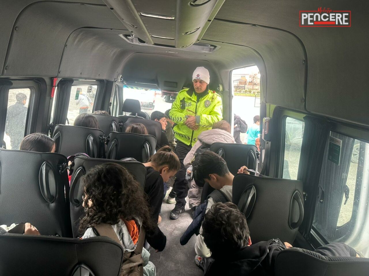Malatya İl Emniyet Müdürlüğü ekipleri, okul çevreleri ve servis araçlarında