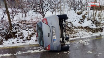 Gövdeli Mahallesi’nde kar ve buzlanma nedeniyle kontrolden çıkan bir otomobil