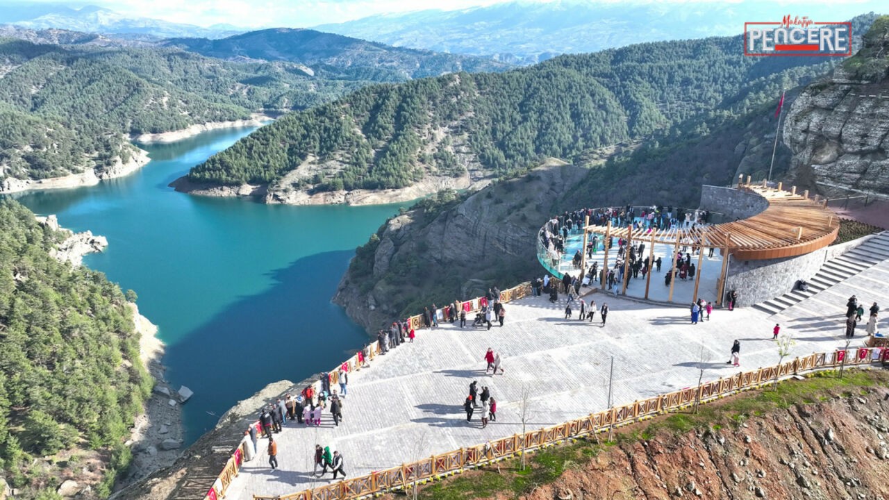 Kahramanmaraş’ın eşsiz doğasını kuşbakışı izleme imkânı sunan Ali Kayası Cam