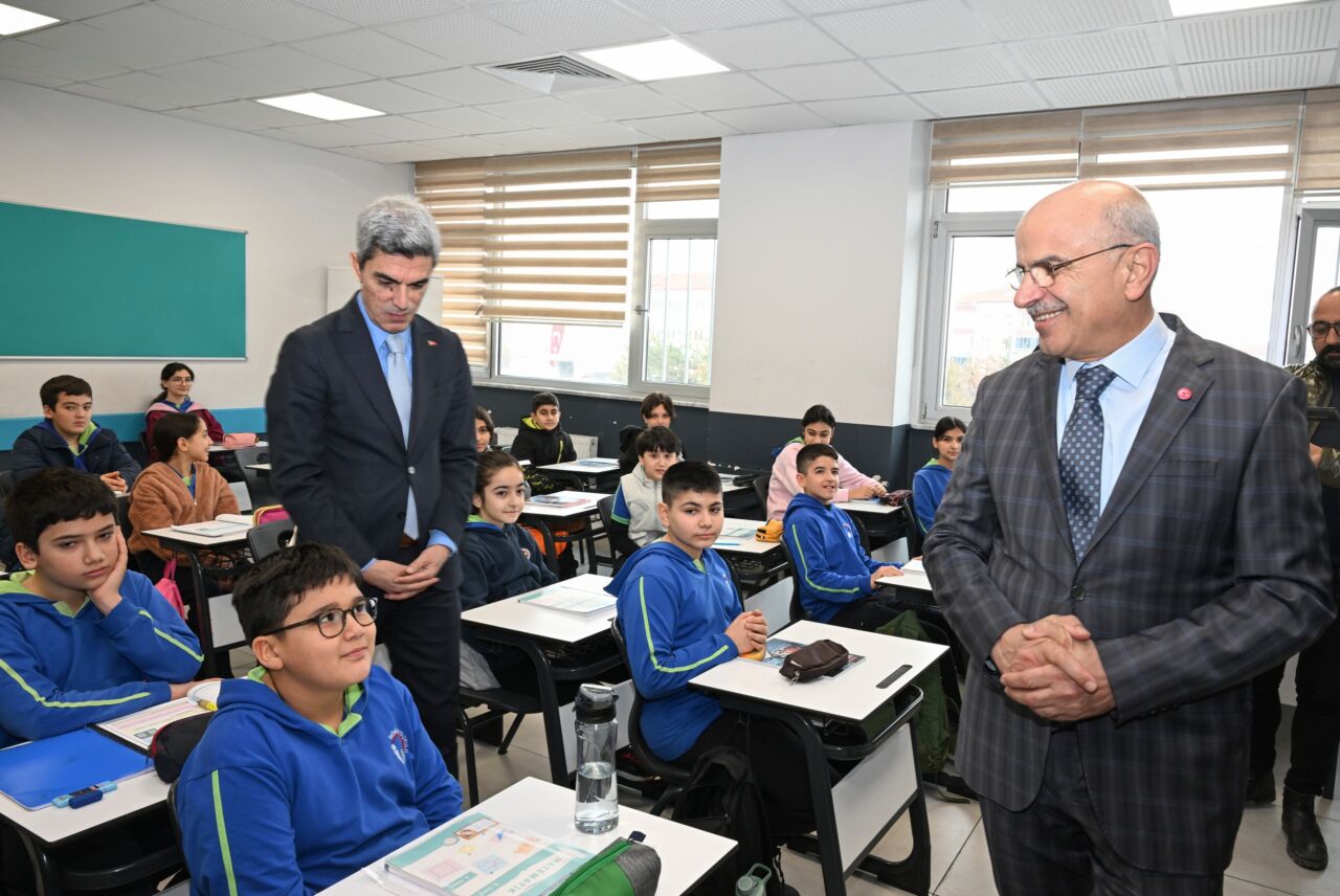 Malatya Büyükşehir Belediye Başkanı Sami Er, okul ziyaretleri kapsamında İnönü