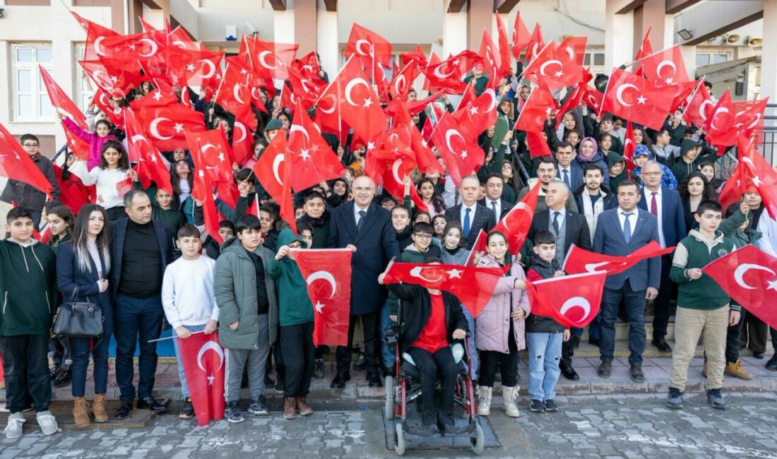 Malatya Büyükşehir Belediye Başkanı Sami Er, Barguzu Ortaokulu’nda öğrencilerle bir