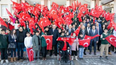 Malatya Büyükşehir Belediye Başkanı Sami Er, Barguzu Ortaokulu’nda öğrencilerle bir