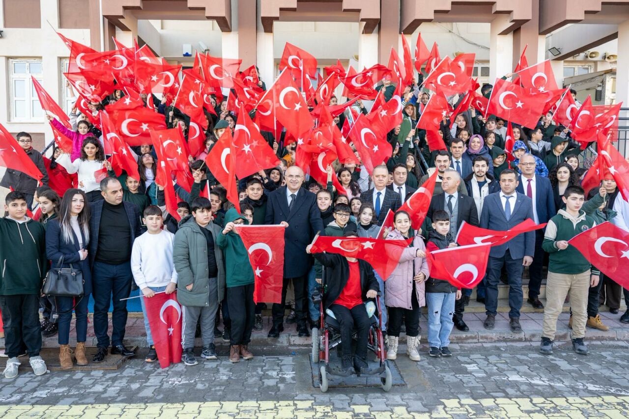 Malatya Büyükşehir Belediye Başkanı Sami Er, Barguzu Ortaokulu’nda öğrencilerle bir