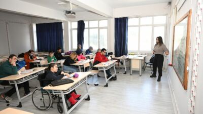 Büyükşehir’den Engellilere EKPSS Desteği Malatya Büyükşehir Belediyesi tarafından düzenlenen ücretsiz EKPSS hazırlık kursları, engelli