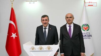 Cevdet Yılmaz’dan Başkan Er’e Kütüphane Tebriği Cumhurbaşkanı Yardımcısı Cevdet Yılmaz, Malatya ziyaretinde Büyükşehir Belediyesi hizmet binasındaki