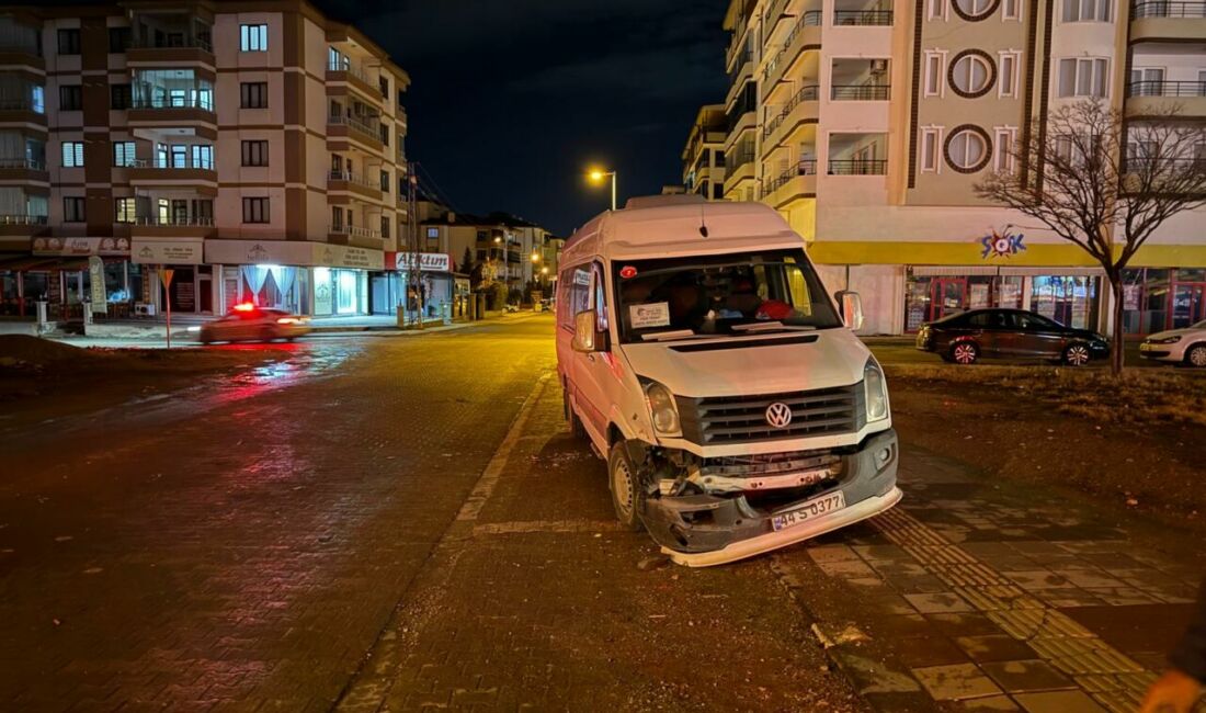 Malatya’nın Yeşilyurt ilçesinde park halindeki servise çarpan otomobil sürücüsü, olay