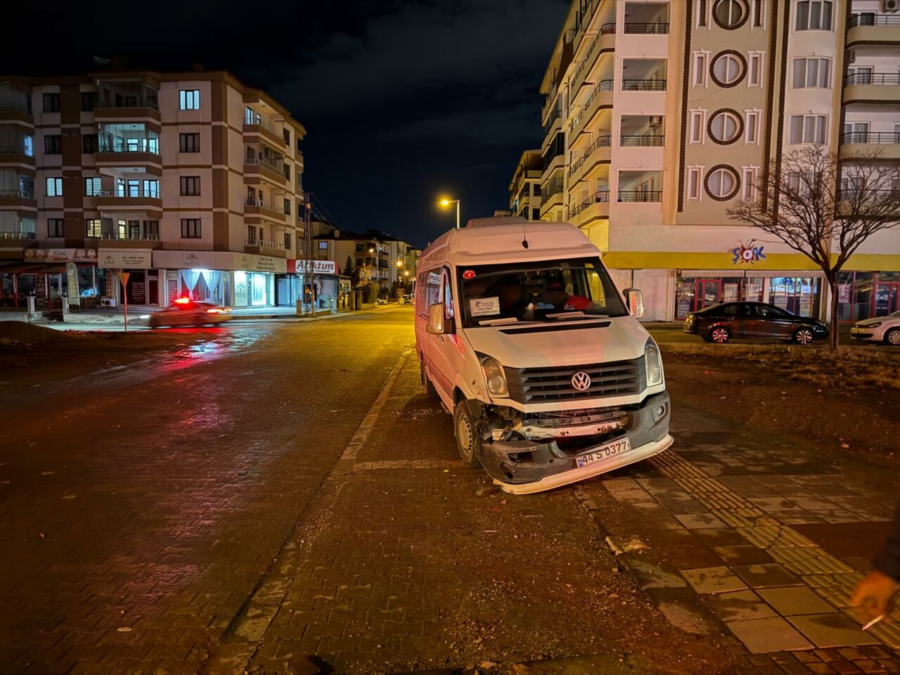 Malatya’nın Yeşilyurt ilçesinde park halindeki servise çarpan otomobil sürücüsü, olay