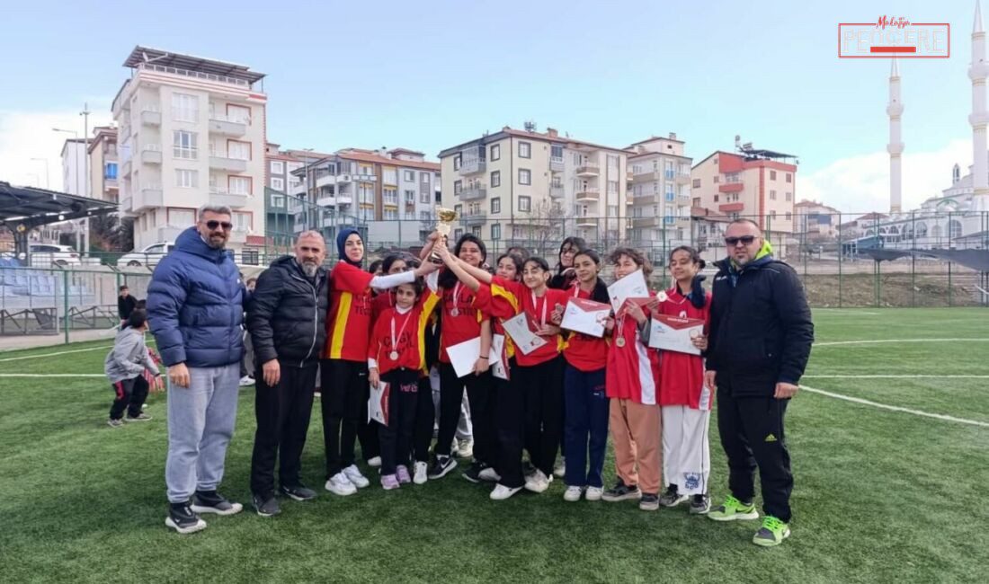 Okul Sporları Yıldız Kızlar Hokey müsabakalarında kupa sahibini buldu. Milli