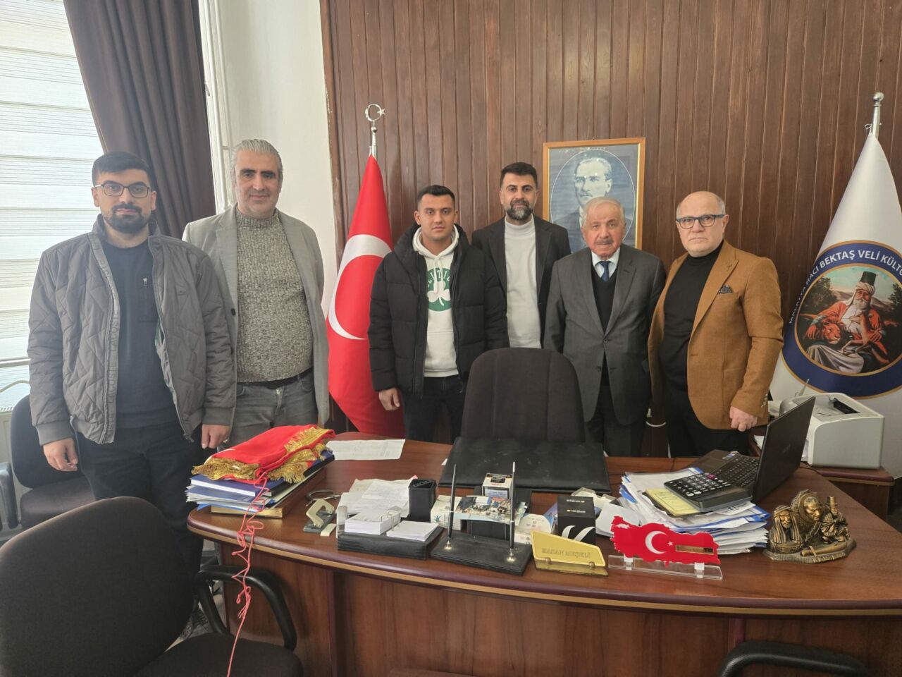 Hacı Bektaş Veli Derneği’ne gerçekleştirilen ziyarette Türk bayrağı ve dernek