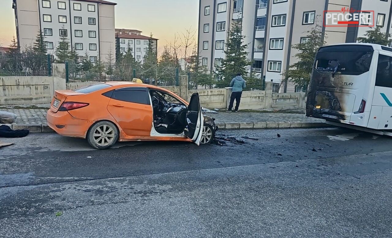 Malatya’nın Yavuz Selim Mahallesi’nde park halindeki bir otobüs ile ticari