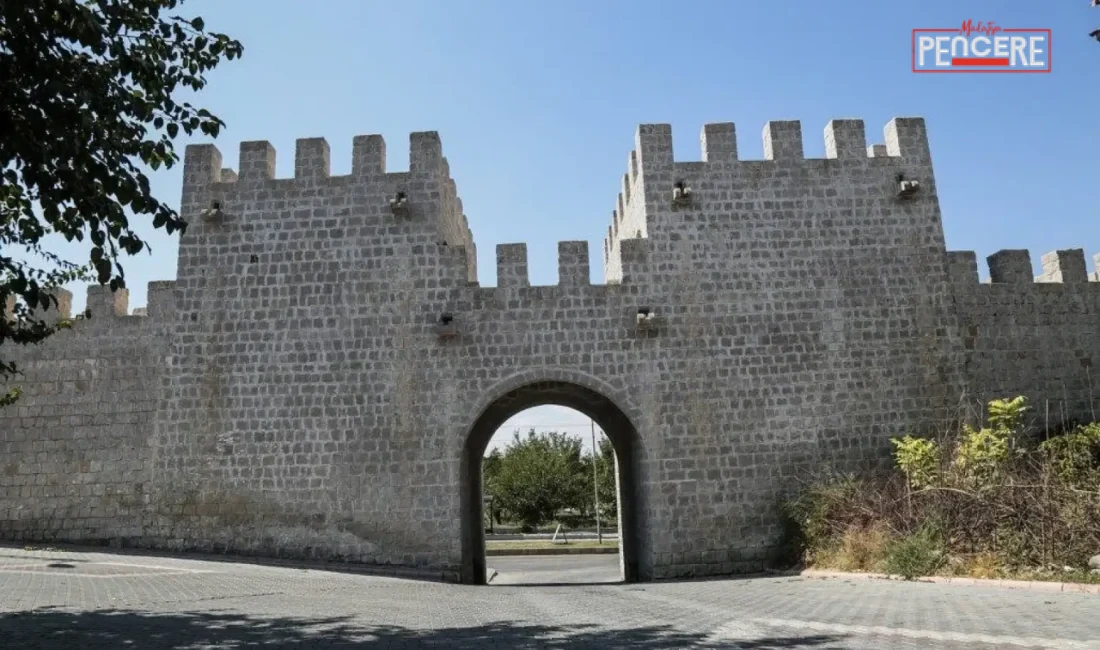 Malatya’nın tarihsel merkezlerinden Eski Malatya’da yer alan Battalgazi Kalesi ile