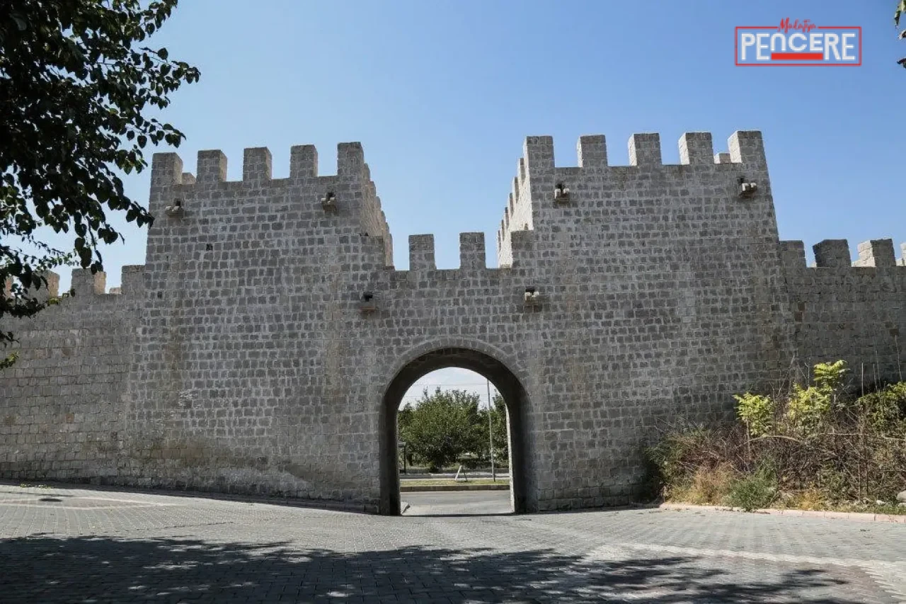 Malatya’nın tarihsel merkezlerinden Eski Malatya’da yer alan Battalgazi Kalesi ile