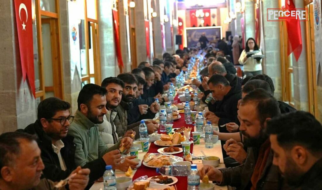 Darende Belediyesi tarafından Bedesten’de düzenlenen iftar programında belediye personeli ve