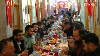 Darende Belediyesi tarafından Bedesten’de düzenlenen iftar programında belediye personeli ve