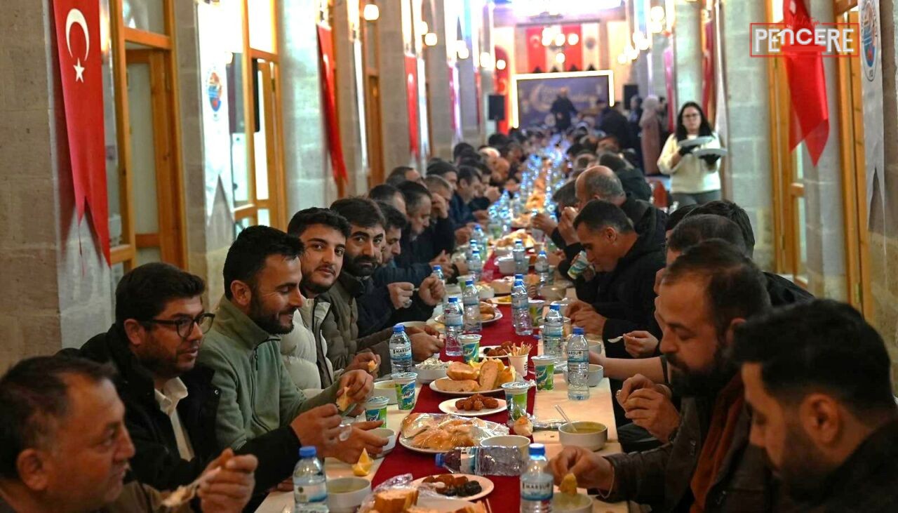 Darende Belediyesi tarafından Bedesten’de düzenlenen iftar programında belediye personeli ve