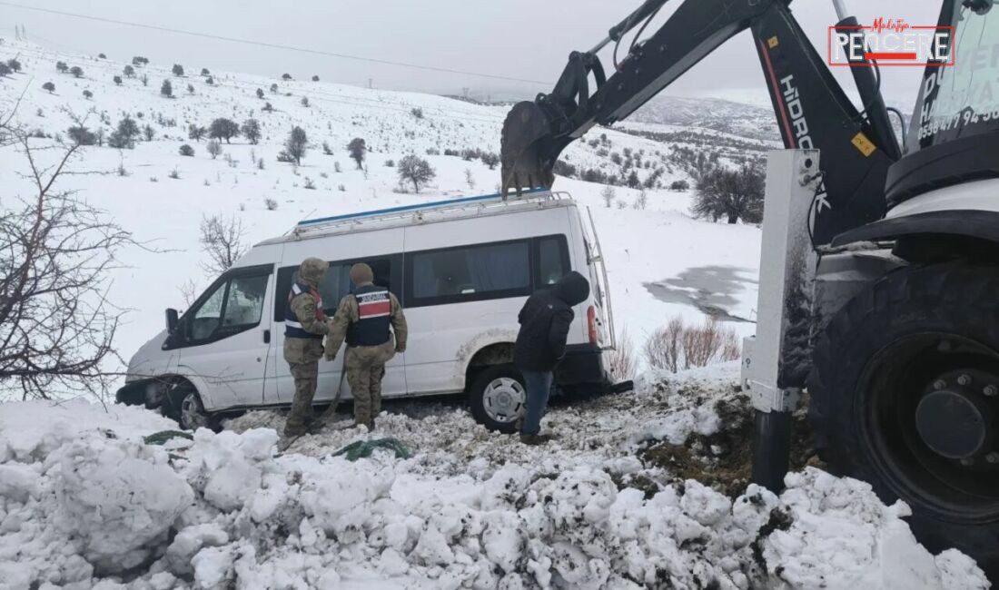 Elazığ Karakoçan’da yoğun kar yağışı nedeniyle A.A. idaresindeki minibüs şarampole