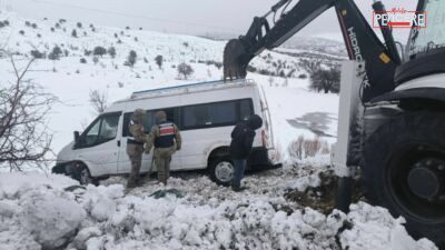 Elazığ Karakoçan’da yoğun kar yağışı nedeniyle A.A. idaresindeki minibüs şarampole