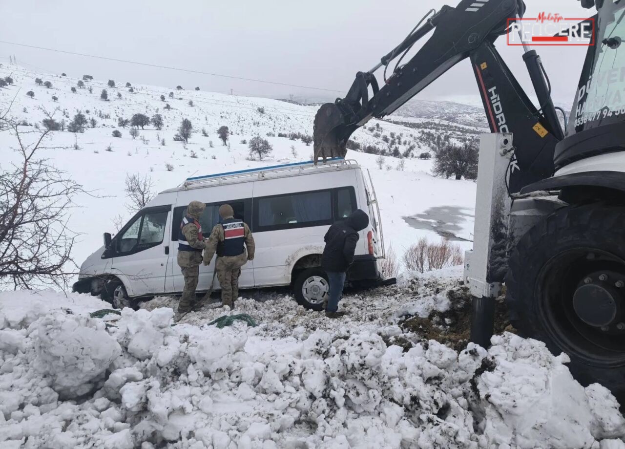 Elazığ Karakoçan’da yoğun kar yağışı nedeniyle A.A. idaresindeki minibüs şarampole