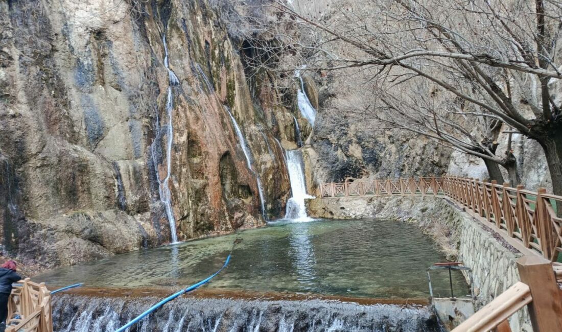 Malatya’nın Darende ilçesinde bulunan Günpınar Şelalesi, su seviyesinde yaşanan kısmi