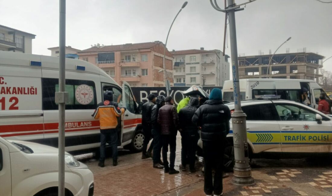 Malatya’nın Battalgazi ilçesinde işçi servisi minibüsü ile otomobilin çarpışması sonucu