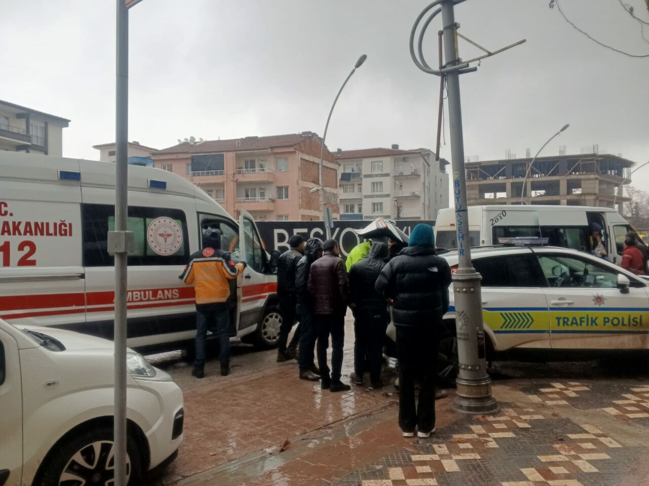 Malatya’nın Battalgazi ilçesinde işçi servisi minibüsü ile otomobilin çarpışması sonucu