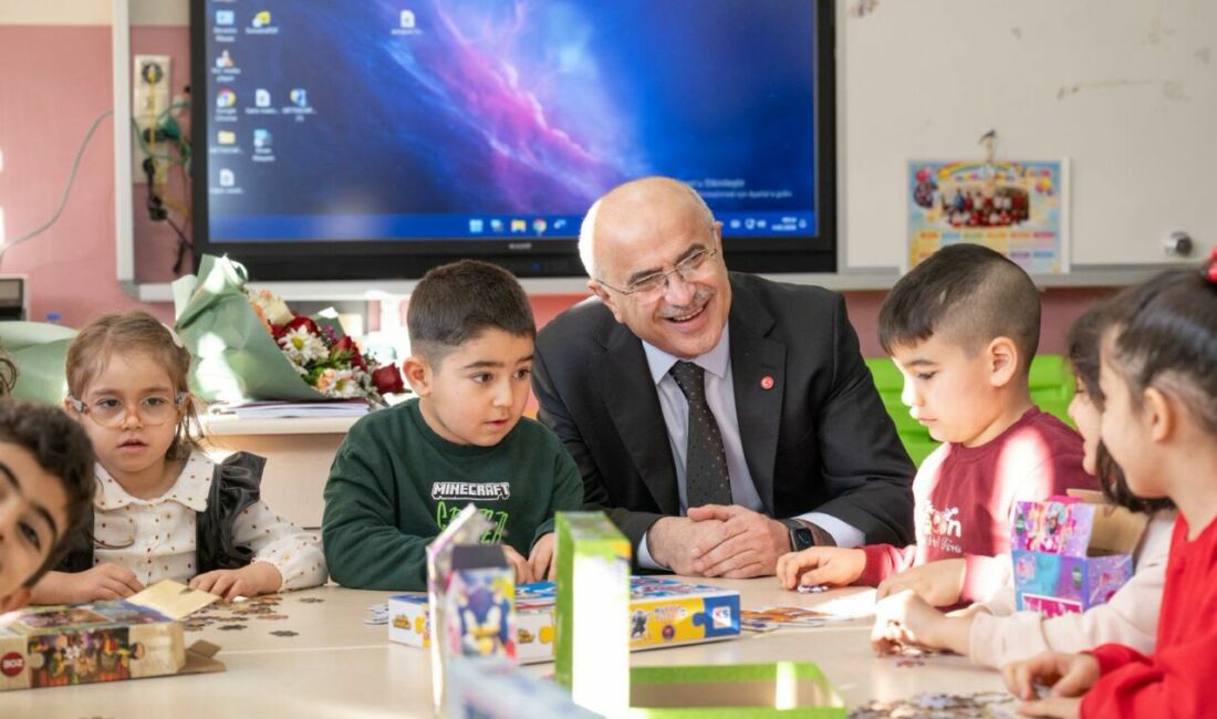 Malatya Büyükşehir Belediye Başkanı Sami Er, Barguzu Ortaokulu’nda öğrencilerle bir