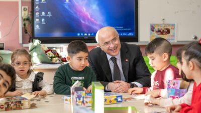 Malatya Büyükşehir Belediye Başkanı Sami Er, Barguzu Ortaokulu’nda öğrencilerle bir