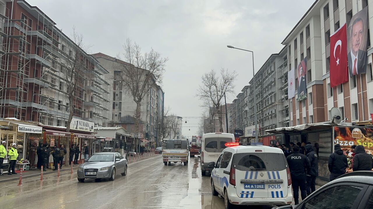 Malatya’da İnönü Caddesi üzerinde bulunan geçici konteyner işyerleri, yol genişletme