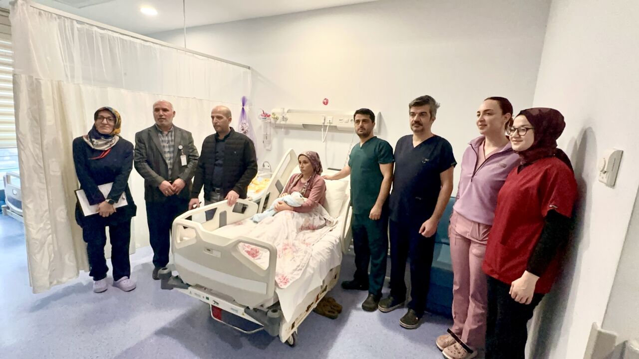 6 Şubat 2023 depremlerinde kızlarını kaybeden Sarıgül Ailesi, üç yıl