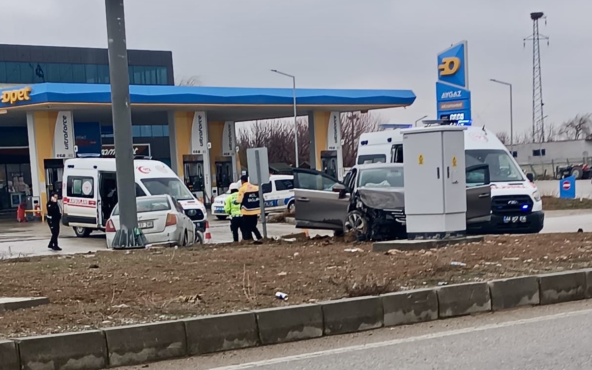 Malatya’nın Akçadağ ilçesinde Kayseri-Malatya karayolunda iki otomobilin çarpışması sonucu meydana