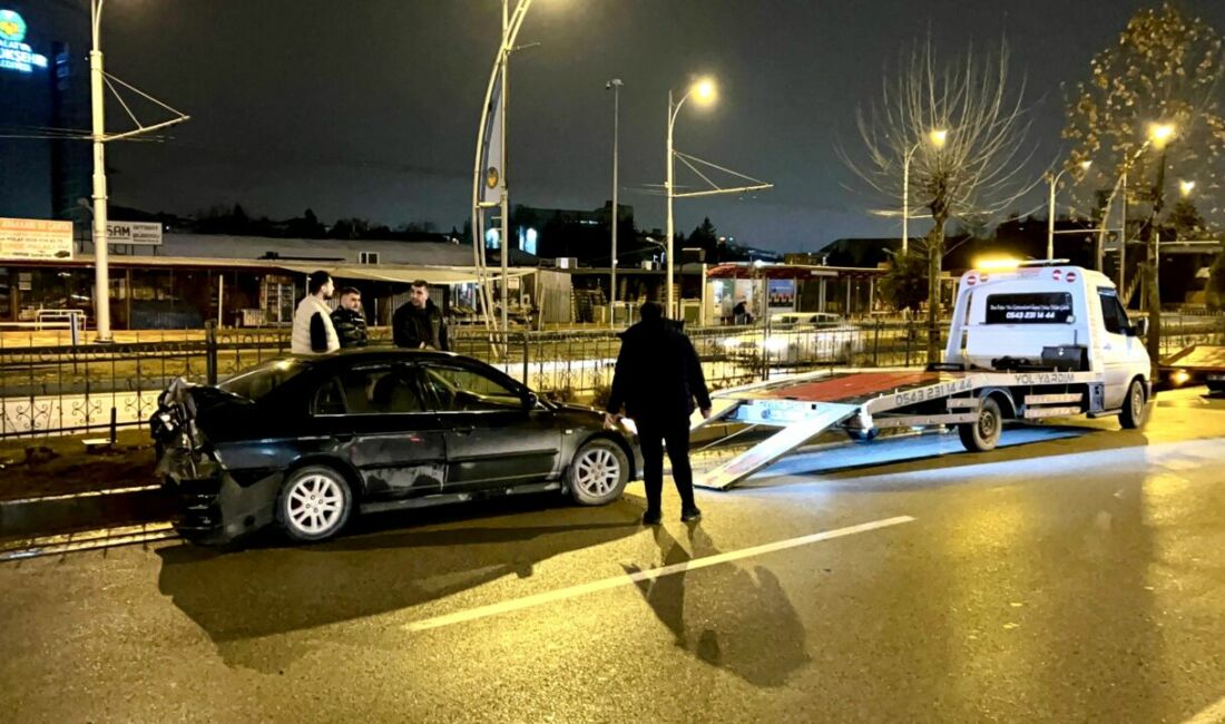 Malatya Çevreyolu Buhara Bulvarı üzerinde iki otomobilin çarpışması sonucu meydana