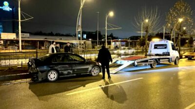 Çevreyolunda Trafik Kazası: 2 Kişi Yaralandı Malatya Çevreyolu Buhara Bulvarı üzerinde iki otomobilin çarpışması sonucu meydana