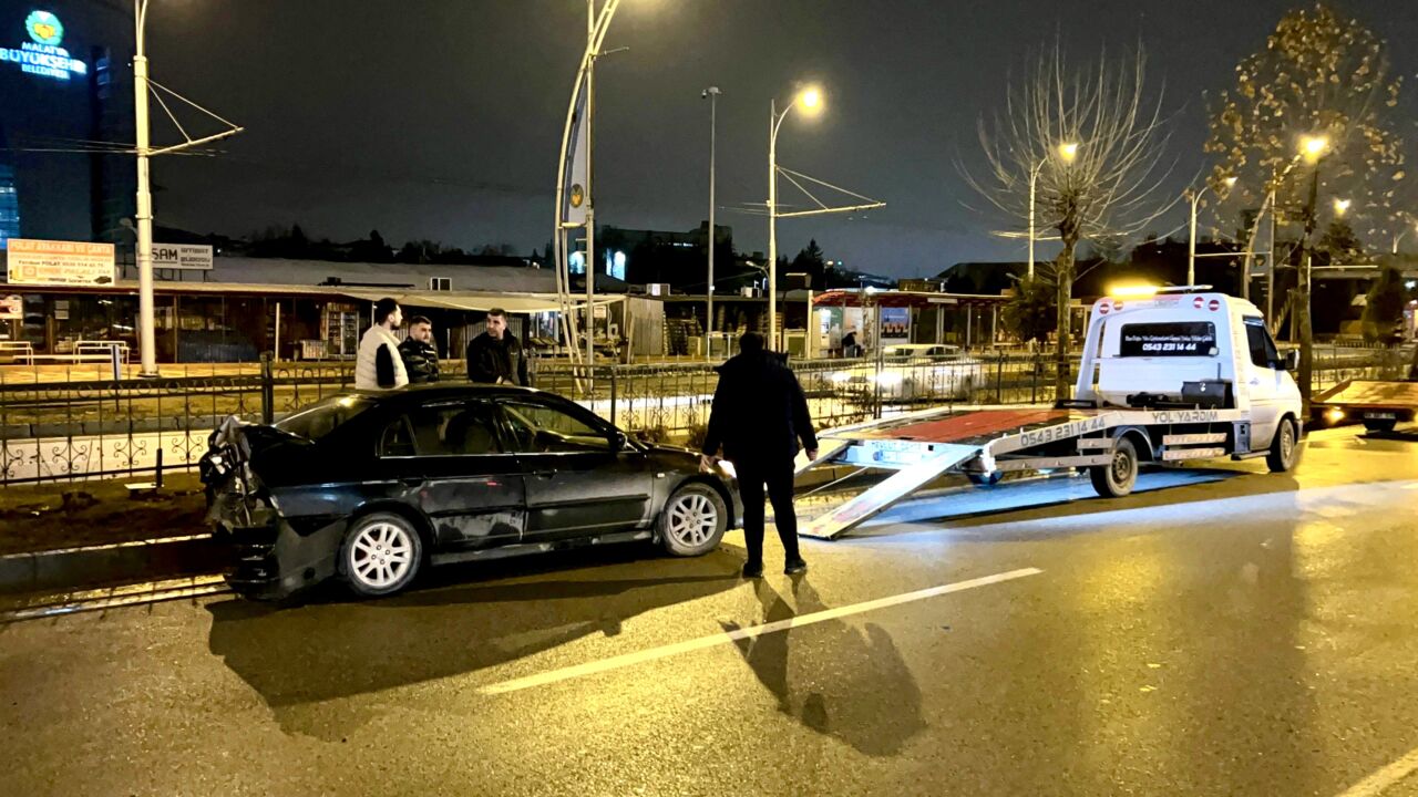 Malatya Çevreyolu Buhara Bulvarı üzerinde iki otomobilin çarpışması sonucu meydana