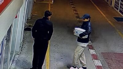 Malatya’da Hırsızlık Anı Kameralara Yakalandı Malatya Büyükşehir Belediyesi yanında bulunan Geçici Ticaret Merkezi’nde esnafların tezgahlarından