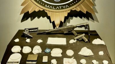 Malatya’da Narkotik Operasyonu: 2 Gözaltı Malatya’da narkotik ekiplerince sokak satıcılarına yönelik yürütülen fiziki takipli çalışmalarda