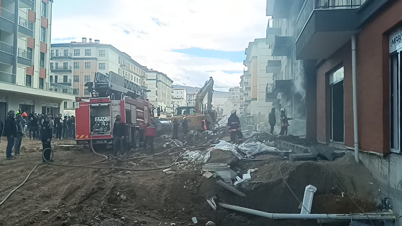 Malatya’nın Yeşilyurt ilçesinde bulunan TOKİ şantiyesinde çıkan yangın, şehrin birçok