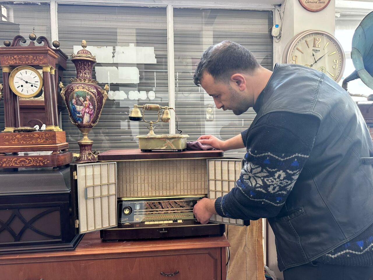 Malatya’da berberlik yapan Bayram Gaspak, yaklaşık 10 yıl önce dükkanını