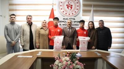 Malatya’da düzenlenen Okul Sporları futbol müsabakalarında Atatürk Ortaokulu ile Sümer
