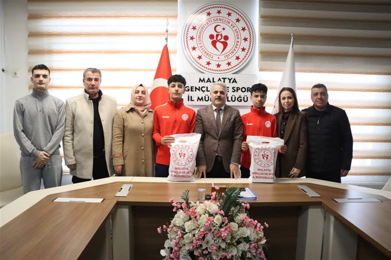 Malatya’da düzenlenen Okul Sporları futbol müsabakalarında Atatürk Ortaokulu ile Sümer