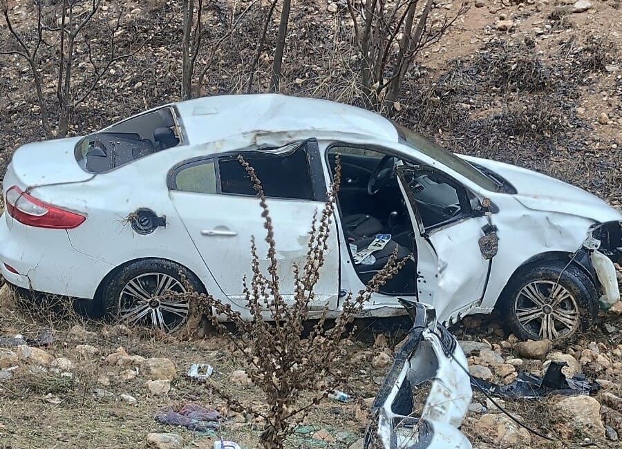 Malatya’nın Doğanşehir ilçesinde meydana gelen trafik kazasında, kontrolden çıkan otomobilin