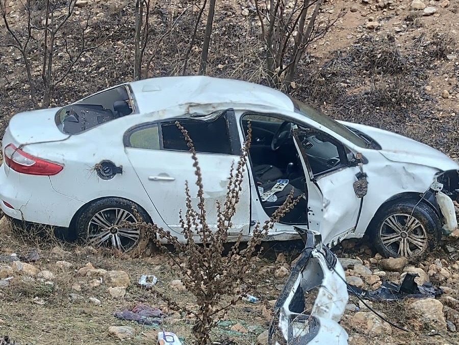 Malatya’nın Doğanşehir ilçesinde meydana gelen trafik kazasında, kontrolden çıkan otomobilin