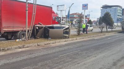 Malatya Çevre Yolunda Otomobil ile Tır Çarpıştı Malatya çevre yolunda, Martı Kavşağı mevkiinde otomobil ile tırın çarpışması